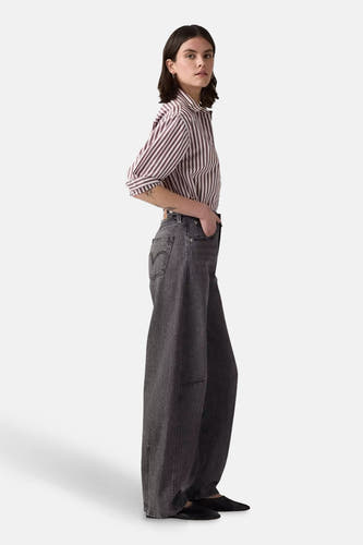 Jean Levi's spécial fit gris anthracite, avec des pinces larges et une chemise à carreaux.