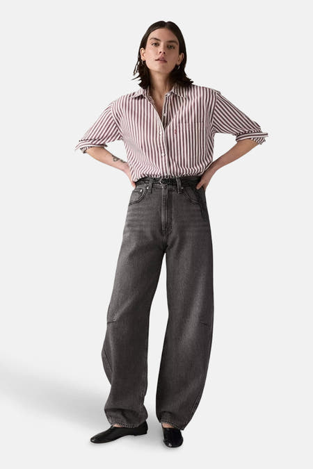 Jean denim spécial fit gris anthracite de Levi's, avec des jambes larges et une ceinture tressée.