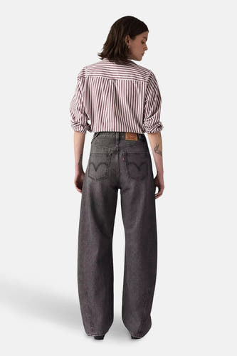 Jean spécial fit en denim gris foncé de Levi's, avec des jambes larges et un dos étiqueté de la marque.