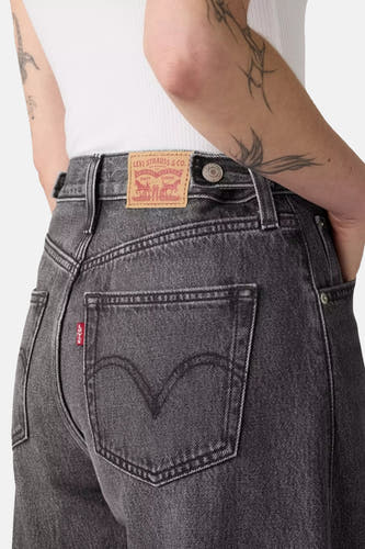 Jean Levi's gris foncé spécial fit, avec étiquette de marque rouge sur la poche arrière et patch de marque en cuir sur la ceinture.