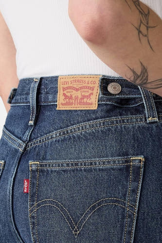 Jean en denim bleu marine spécial ajusté de Levi's, avec des poches arrière et un patch en cuir.