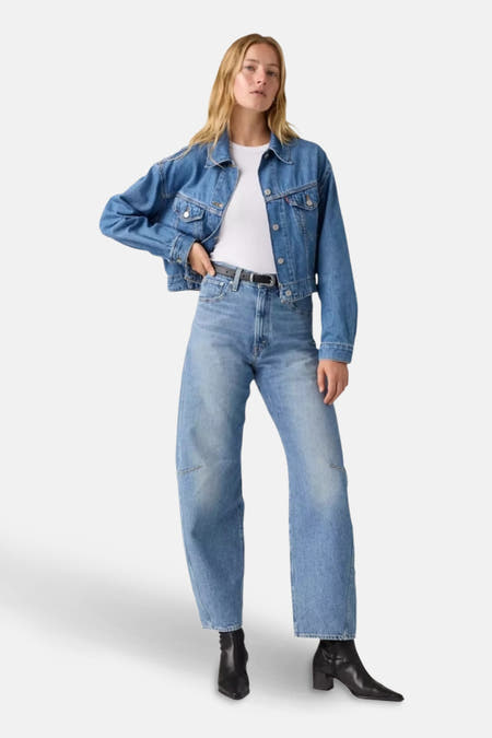 Jean spécial fit en denim bleu clair de Levi's, avec des jambes larges et des bas de jambe noirs.