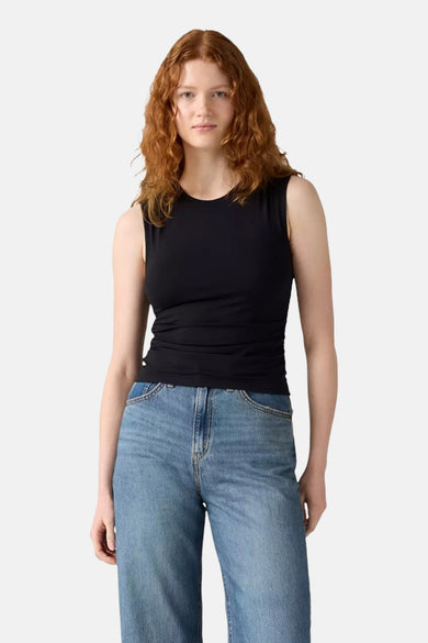 T-shirt noir sans manches de Levi's, associé à un jean bleu.