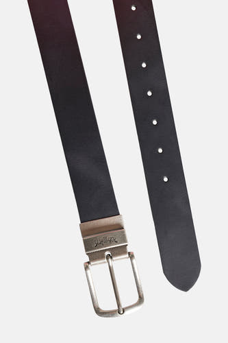 Ceinture noire de Levi's® Accessories, avec une boucle argentée et des perforations sur toute sa longueur.