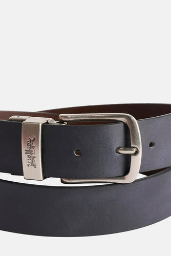 Ceinture noire de Levi's® Accessories avec boucle argentée et détail de logo subtil.