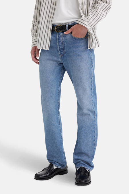 Jean en denim bleu clair droit de Levi's, avec une étiquette en cuir marron sur l'arrière et des points contrastants.