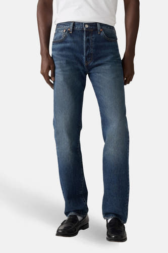 Jean en denim bleu marine droit de Levi's®, porté avec un T-shirt blanc et des loafers noirs, en vue latérale.