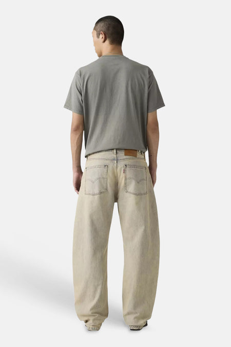 Lichtblauwe denim speciale pasvorm jeans van Levi's® met wijdvallende pijpen, achterzijde.