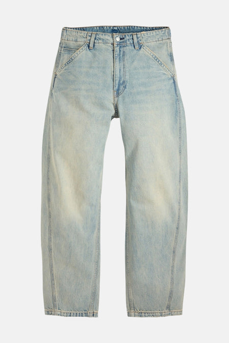 Jean en denim bleu clair coupe spéciale de Levi's® avec un délavage délavé, des jambes droites et des surpiqûres contrastées.