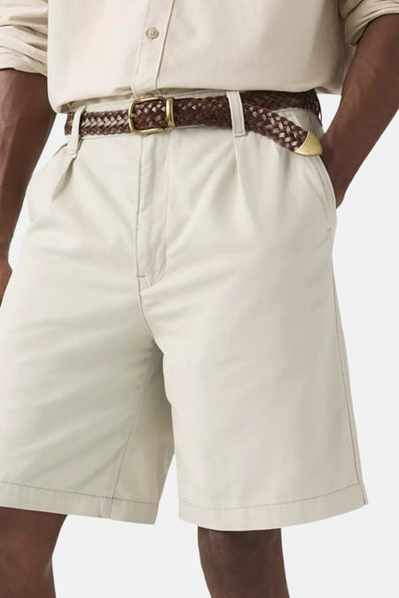 Shorts écru de Levi's®, vue arrière sur un homme avec un t-shirt blanc et des baskets claires.