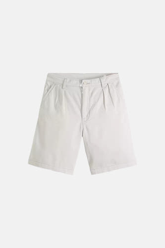 Shorts écru de Levi's® avec plis sur le devant et fermeture à boutons, posées à plat.
