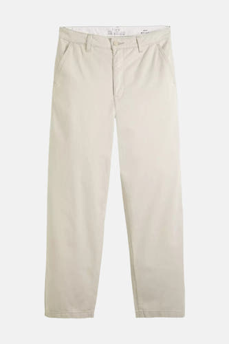 Chino beige de Levi's® avec fermeture à boutons et poches latérales à l'avant.