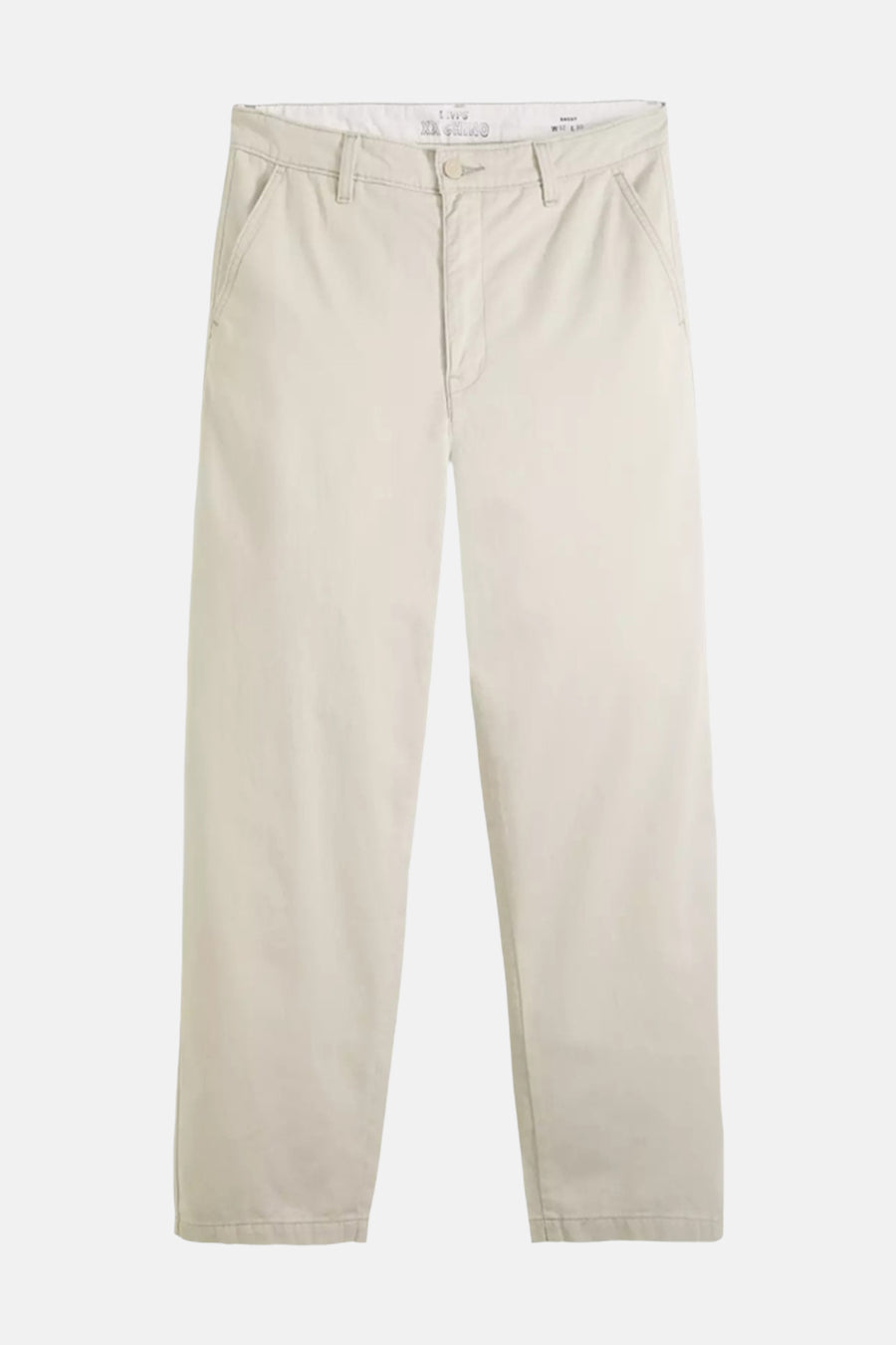 Chino beige de Levi's® avec fermeture à boutons et poches latérales à l'avant.