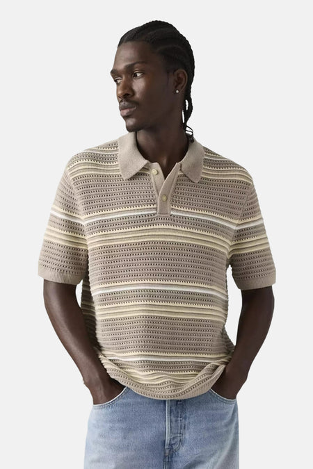 Polo beige à rayures de Levi's® avec tricot ouvert et manches courtes, vue arrière du mannequin avec un jean.