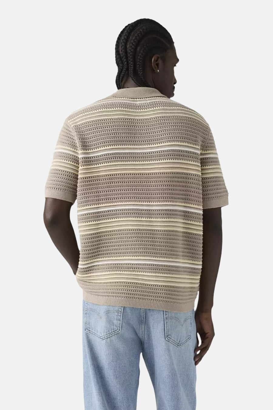 Beige gestreepte polo van Levi's® met open breisel en korte mouwen, achterzijde van model met jeans.