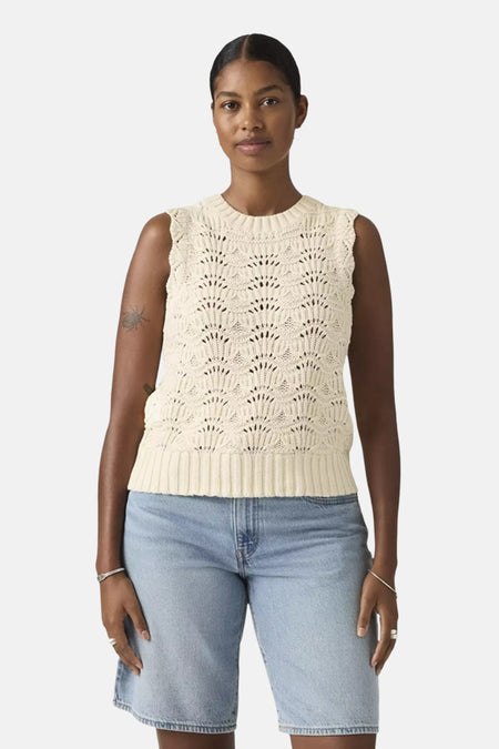 Haut sans manches blanc de Levi's® avec un motif ondulé tricoté, porté sur un t-shirt blanc.