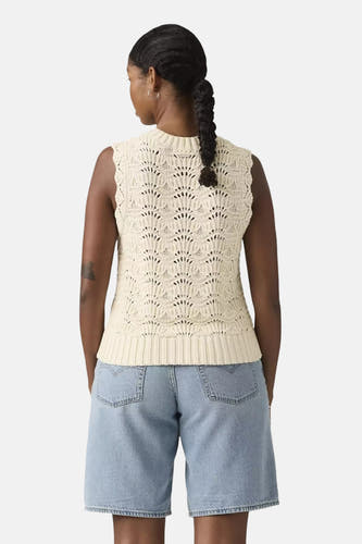 Haut sans manches blanche Levi's® avec motif coquillage au crochet, dos, portée sur un short en jean bleu.