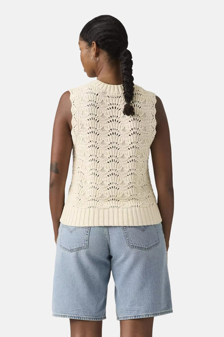 Haut sans manches blanche Levi's® avec motif coquillage au crochet, dos, portée sur un short en jean bleu.