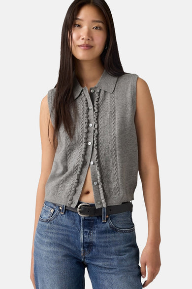 Haut sans manches gris de Levi's, avec un col montant, combiné avec un jean bleu.
