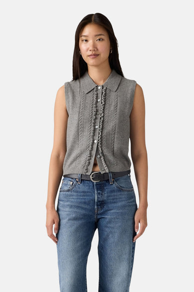 Haut sans manches gris de Levi's® avec un col et des volants décoratifs, combiné avec un jean et une ceinture.