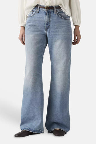 Jean bootcut bleu clair en denim de Levi's® avec un délavage clair, des jambes évasées et des surpiqûres visibles sur les poches arrière, porté par un mannequin de dos avec un chemisier blanc.