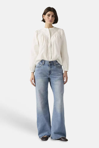 Jean bootcut bleu clair en denim de Levi's, taille haute et évasé, porté par un mannequin.