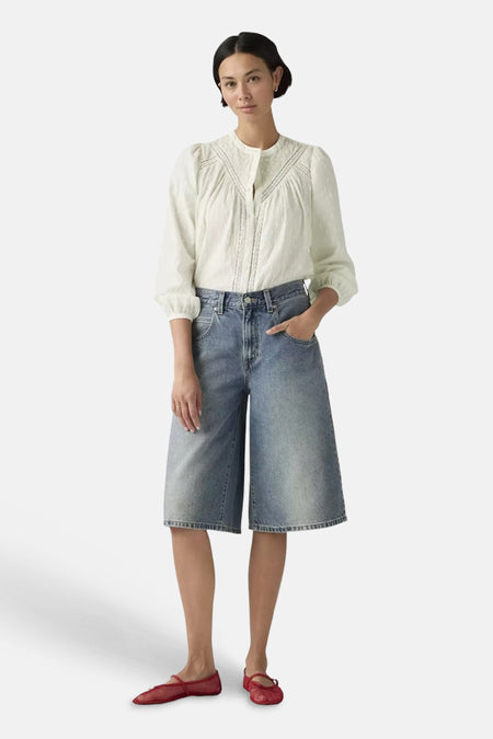Short en jean bleu moyen Levi's® à jambes larges et délavage clair et délavé.