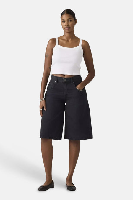 Short en denim noir Levi's® à coupe ample et ourlet brut.