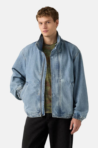 Manteau de denim court de Levi's, avec col montant et manches croisées.