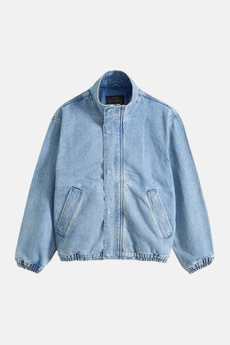 Manteau de denim court de Levi's®, avec des manches longues, des poches et une ceinture élastique.