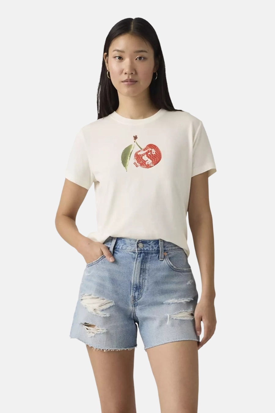 Witte korte mouwen T-shirt met kersenprint van Levi's, gedragen met gescheurde jeansshorts, front view