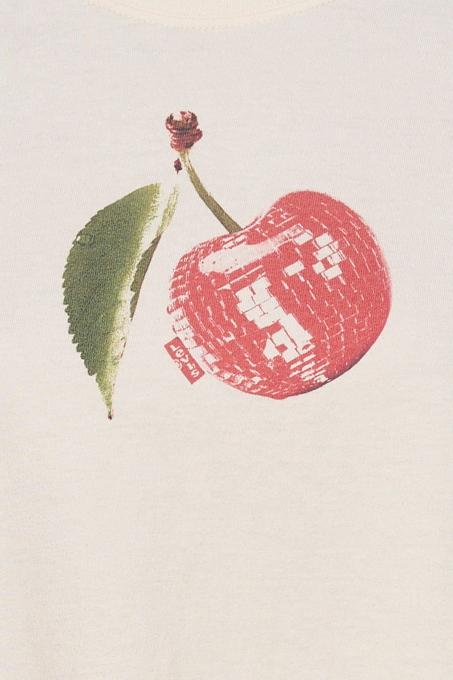 T-shirt blanc Levi's, avec un imprimé cerises et un petit logo Levi's.