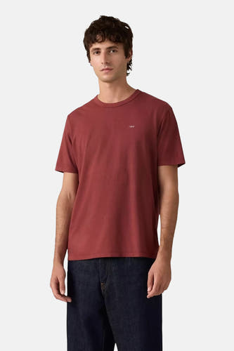 T-shirt Levi's à manches courtes, vu de dos, associé à des jeans foncés.