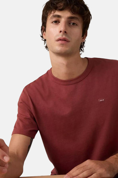 T-shirt Bordeaux à manches courtes de Levi's, porté par un homme aux cheveux foncés.