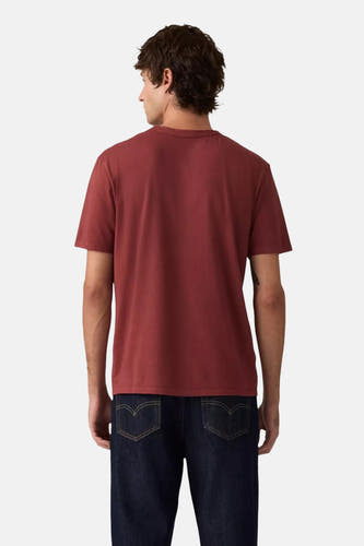 Bordeaux T-shirt met korte mouwen van Levi's, op de rug gezien, gecombineerd met donkere jeans.