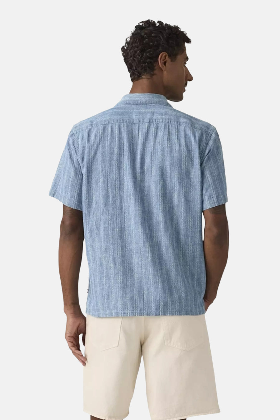 Arrière d'une chemise bleue à manches courtes de Levi's® avec une texture à rayures verticales, portée avec un short clair.