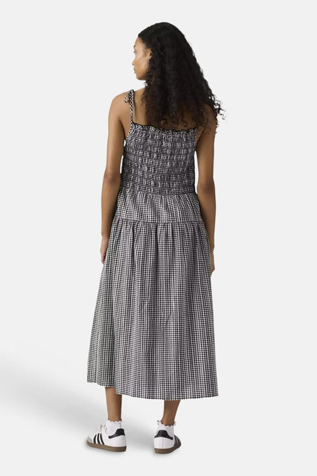 Robe longue noire Levi's® à motif vichy noir et blanc, détail smocké et liens à nouer au dos.