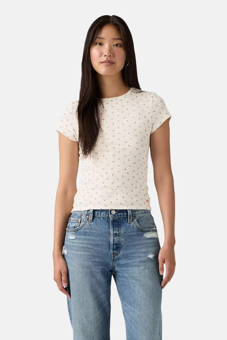 T-shirt blanc à manches courtes de Levi's, avec imprimé de petites fleurs et structure en côtes, vue arrière.