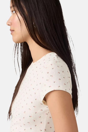 Wit T-shirt met korte mouwen van Levi's, met kleine bloemetjesprint en ribstructuur, zijaanzicht.