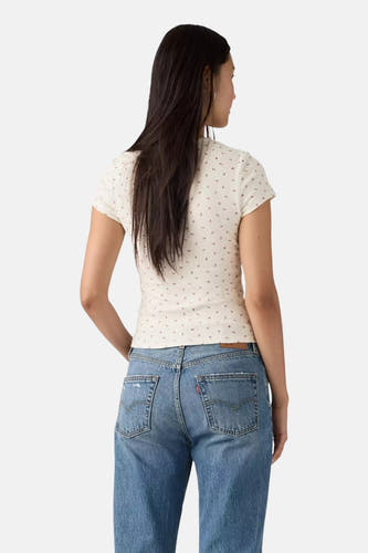 T-shirt blanc à manches courtes de Levi's, avec un imprimé fleuri et associé à des jeans bleus, vue arrière.
