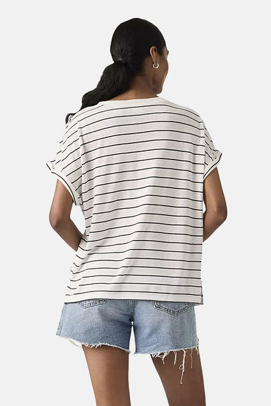 T-shirt blanc Levi's® à rayures horizontales noires, manches courtes, porté avec un short en jean.