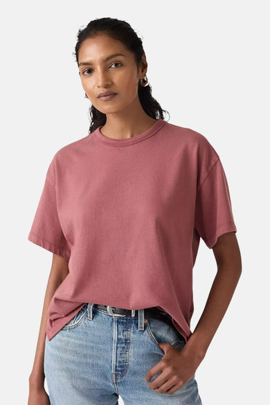T-shirt rose à manches courtes de Levi's, vu de dos, associé à un jean.