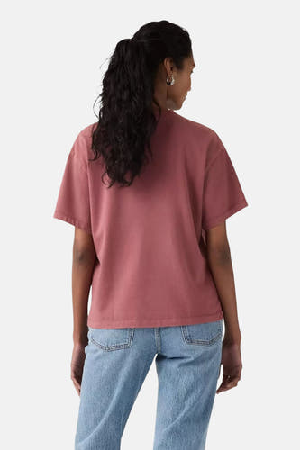 Roze T-shirt met korte mouwen van Levi's, gezien van achteren, gecombineerd met een spijkerbroek.