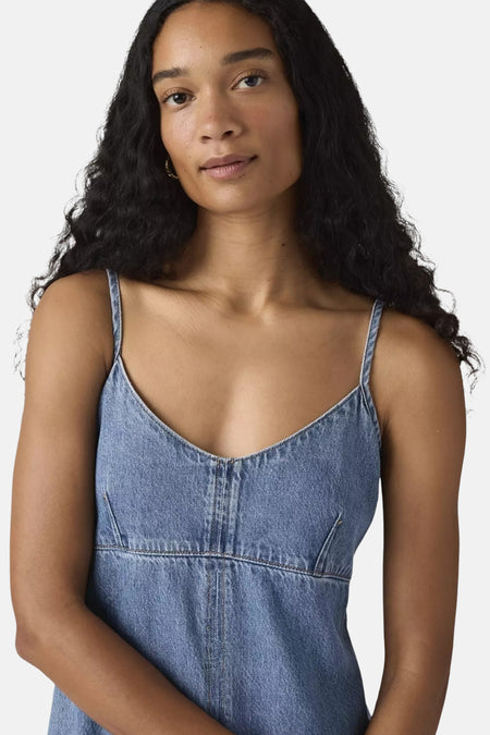 Blauw denim kleedje zonder mouwen van Levi's, met dunne bandjes en V-hals, vooraanzicht model