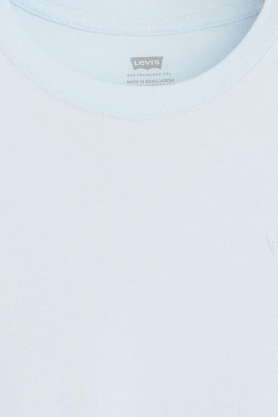 Blauw T-shirt met korte mouwen van Levi's®, close-up op de halslijn met logo.