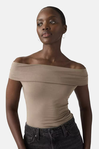 Haut beige épaules dénudées de Levi's® avec manches courtes froncées, montrée sur le dos d'un mannequin.