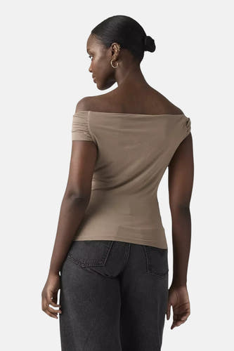 Beige off-shoulder top van Levi's® met gerimpelde korte mouwen, getoond op de rug van een model.