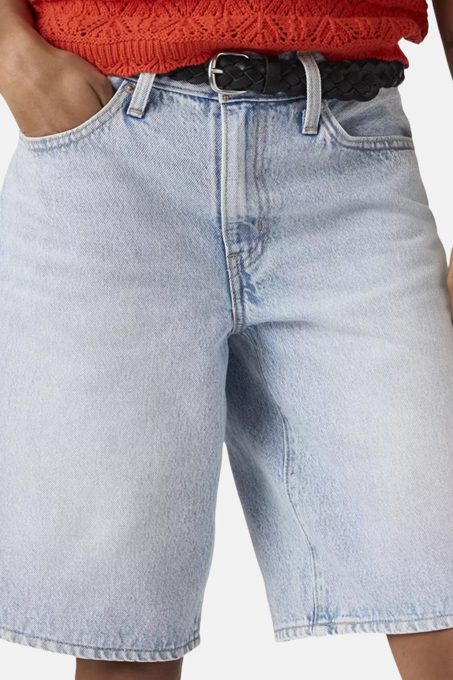 Short en jean bleu clair de Levi's® vus de dos, portés avec un t-shirt rouge en maille et des sandales noires.