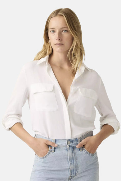 Chemise blanche à manches longues Levi's®, vue de dos, avec un ourlet arrondi et portée avec un jean clair.