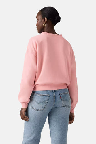 Roze sweater van Levi's, met lange mouwen en een ronde hals, gecombineerd met blauwe jeans.